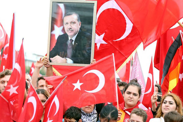 Almanya durduramadı miting yapıldı