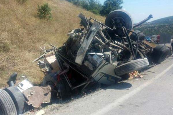 Çorum’da kamyon devrildi: 1 ölü, 1 ağır yaralı
