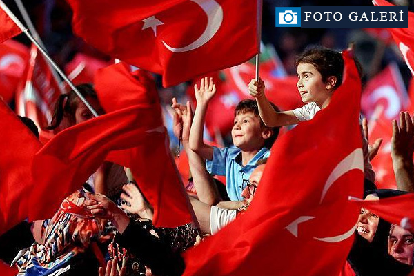 Türkiye'de 'Demokrasi nöbeti' devam ediyor