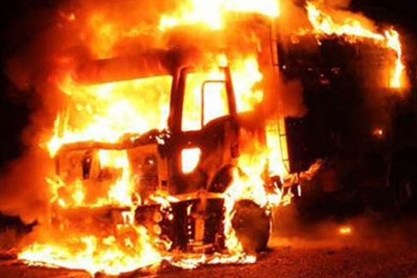 PKK Bingöl'de iş makinelerini yaktı