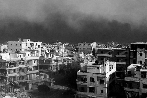 Halepliler uçaklara karşı lastik yakıyor