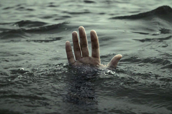 Kurtarmak istediği kızıyla birlikte can verdi