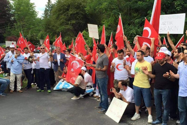 Gülen'in ABD'deki evinin önünde protesto