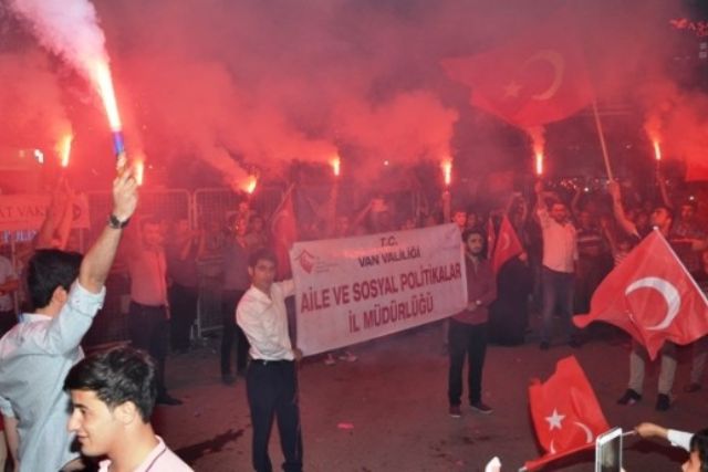 ASP Müdürlüğü çalışanlarından meşaleli gösteri