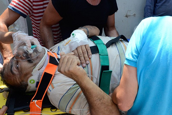 İstanbul'da feci kaza: Üzerine beton parçası düştü!