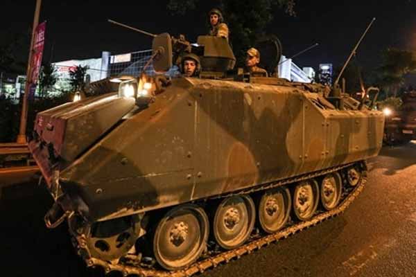 Darbe girişimini ''ama''sız kınayamayanlar