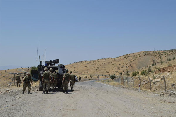 Bingöl'de sivil kamyonete ateş açıldı