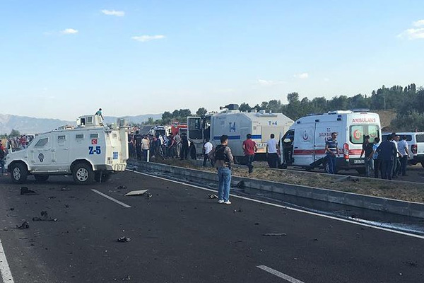 Bingöl'de polis güçlerine bombalı saldırı