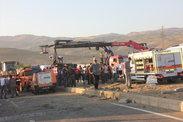 Bingöl'de PKK'lılar aracı Türk bayrağı ile gizlemiş