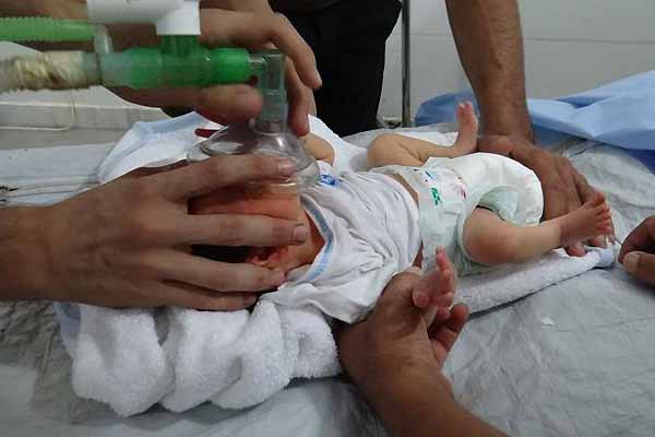 Esed bebekleri 'klor gazı'yla vurdu