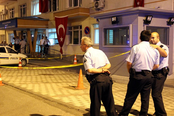 Polis memuru nöbet kulübesinde intihar etti