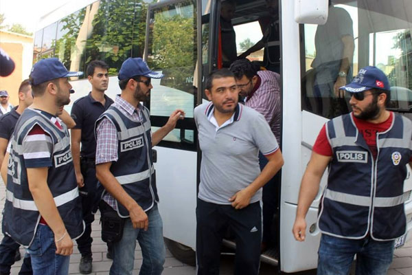 Afyonkarahisar’da 24 polis tutuklandı