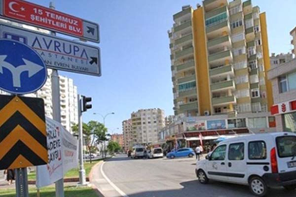 Vatandaş Kenan Evren tabelasını değiştirdi