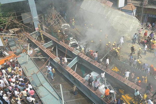 Hindistan'da köprü çöktü: 22 kişi kayıp