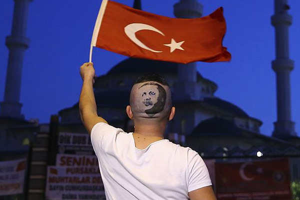 Saçına Erdoğan'ın portresini resmetti