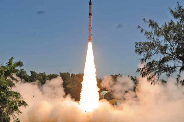 Kuzey Kore'nin fırlattığı 2 füzeden biri patladı