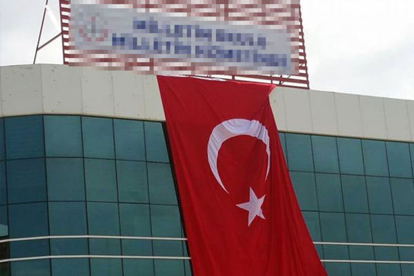 'FETÖ' kapsamında kapatılan okullara bu pankart asıldı