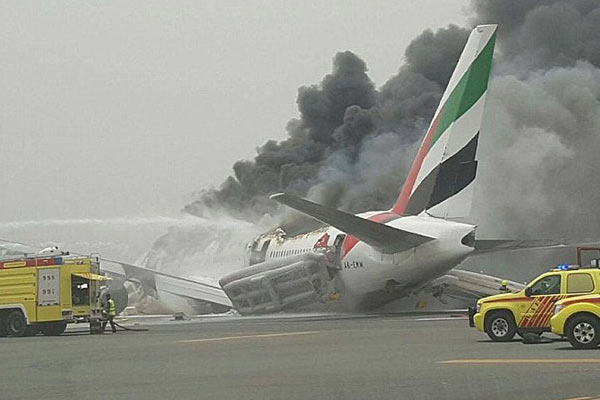 Dubai'de uçak piste çarptı