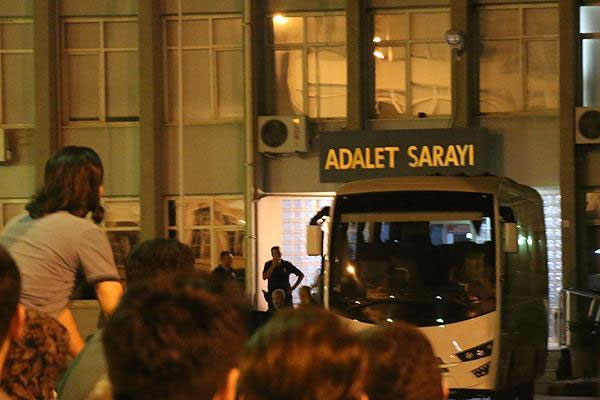 'FETÖ' operasyonunda 5 tutuklama