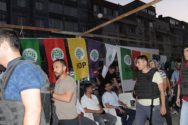 HDP ve DBP'nin 'darbeye hayır' çadırına polis baskını