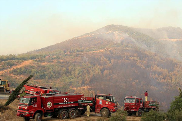 Seferihisar'daki orman yangını sürüyor