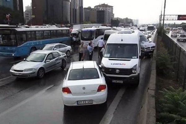 İstanbul'da yağmur trafiği kilitledi