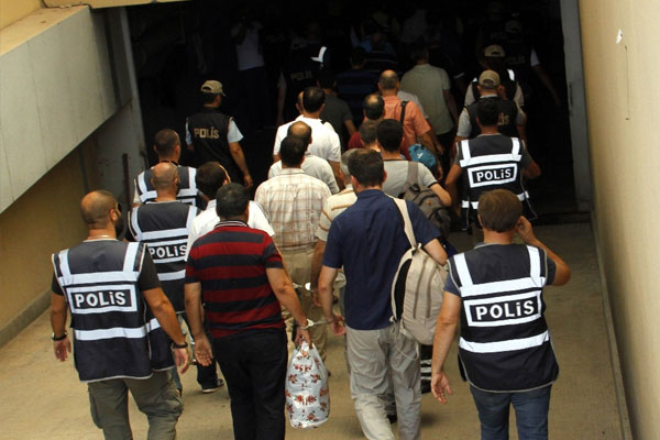 Antalya’da 22 polis tutuklandı