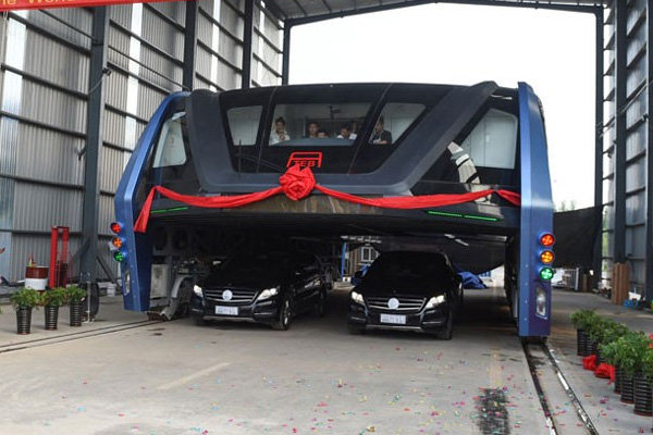 Çin yeni 'Transit Raylı Otobüs'ünü test etti