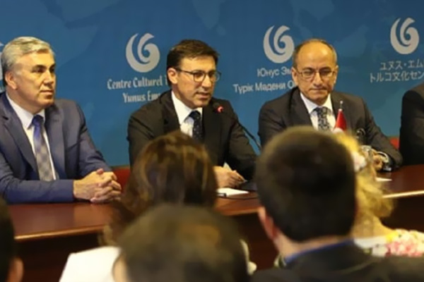 Londra'ya FETÖ'yü anlattılar