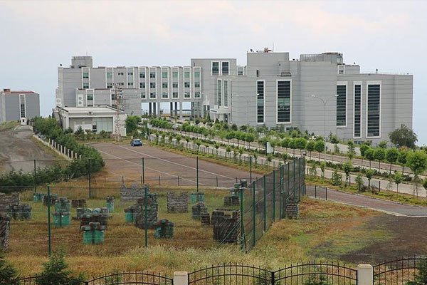 Kapatılan üniversitede polis araması