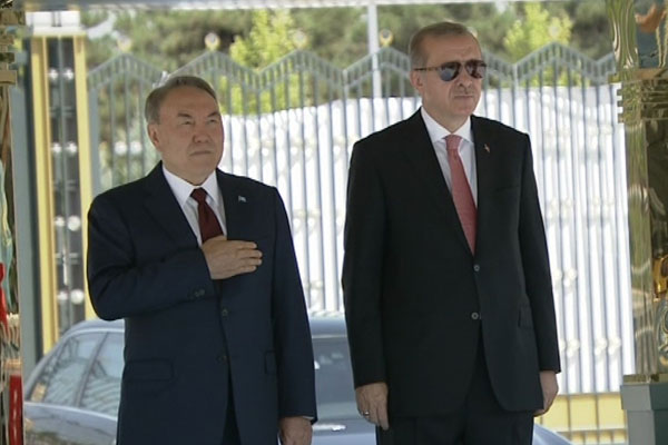 Kazakistan Cumhurbaşkanı törenle karşılandı