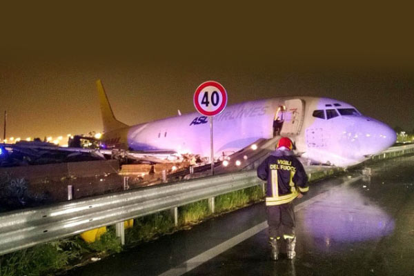 Kargo uçağı ana yola indi