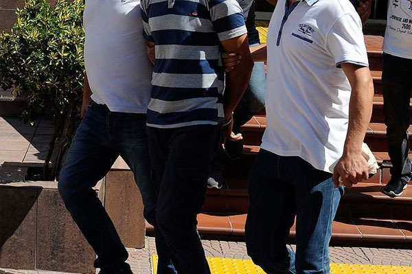 İzmir'de iş adamlarına 'FETÖ' operasyonu