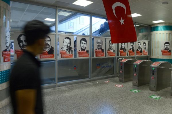 Şehitlerin fotoğrafları metro istasyonuna asıldı