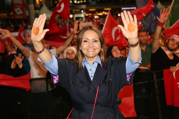 KADEM mitinge elleri kınalı katılacak