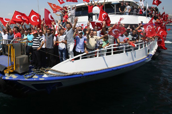 Mitinge bir vatandaş yüzerek geldi