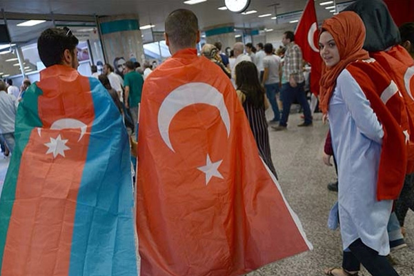 Miting alanına sığmayanlar metro durağını miting alanına çevirdi