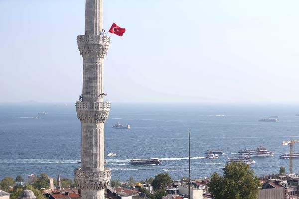 Sultanahmet Camii'nin minarelerinde Türk bayrağı dalgalandırıldı