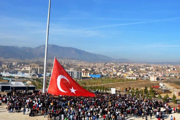 Karabük'te bayrağa saldırı