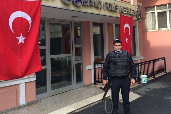 FETÖ'cü darbecileri tek başına dize getirdi!