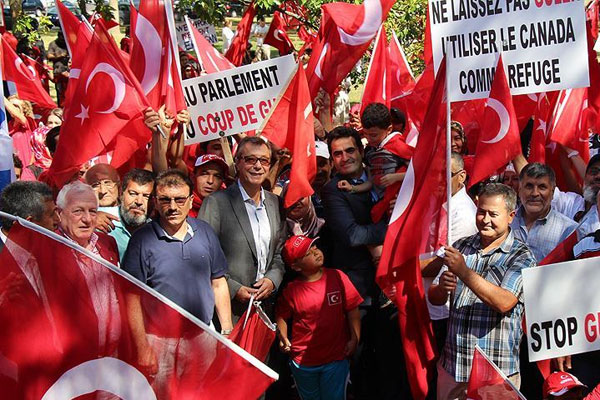 Kanada'da binlerce kişi FETÖ'ye karşı toplandı