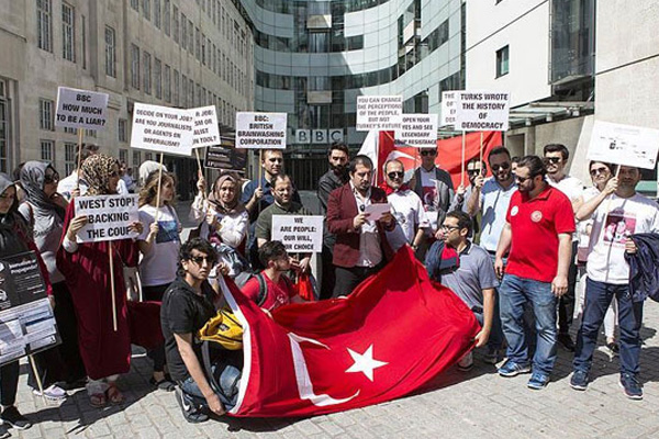 İngiliz medyasına Türklerden protesto
