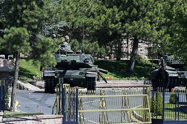 Yedek sunucu, darbecilerin karartma girişimini boşa çıkardı