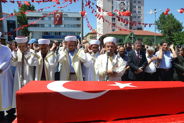 Şehidin cenaze namazını imam abisi kıldırdı