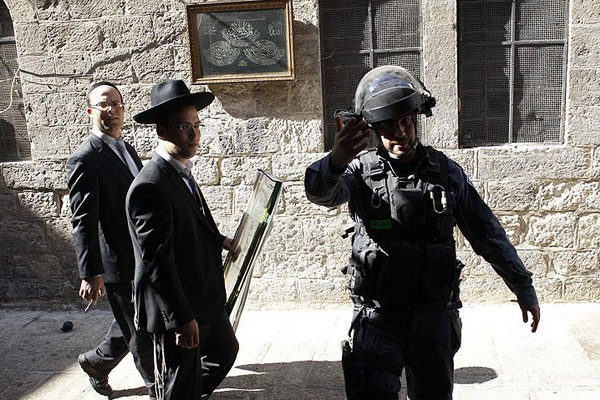 Polis kontrolünde Mescid-i Aksa'ya girdiler