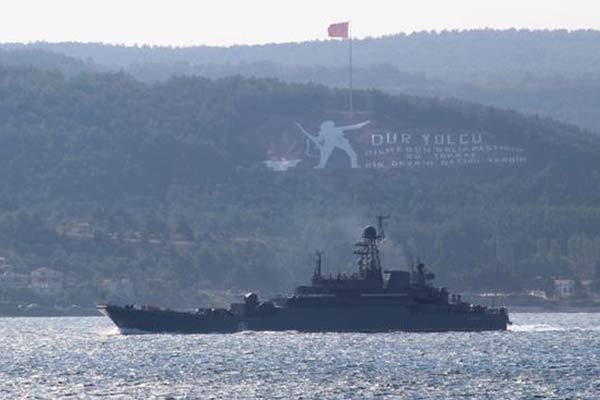 Rus savaş gemisi Çanakkale Boğazı’ndan geçti