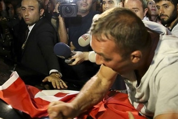 Hulusi Akar'ın aracının üzerine Gülen'in fotoğrafını koyup yumrukladı