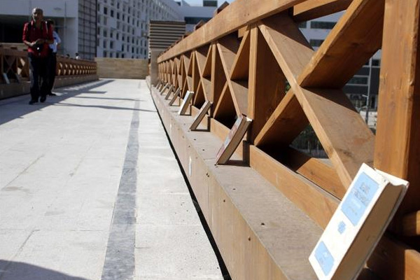 Üst geçitte FETÖ kitapları sergisi