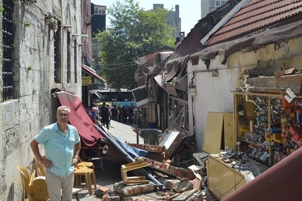 İstanbul'da lokanta duvarı çöktü: 3 yaralı