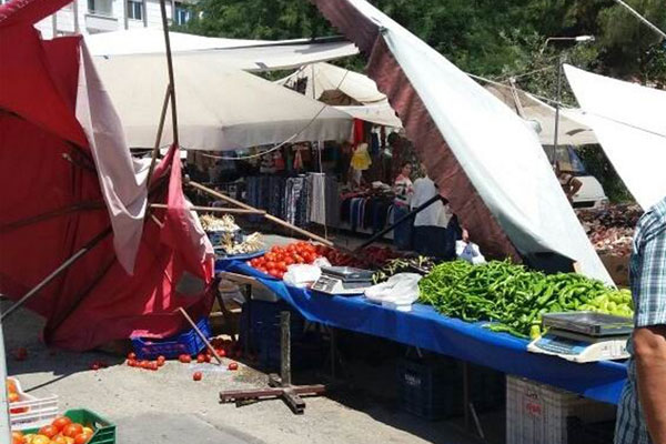 Alçak uçuş yapan helikopter pazarı dağıttı